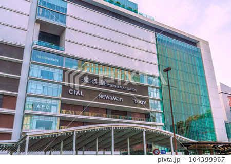 日本の横浜都市景観 朝日を浴びる横浜ベイシェラトンHが窓ガラスに映る横浜駅…脱コロナ進む＝6月25日 104399967