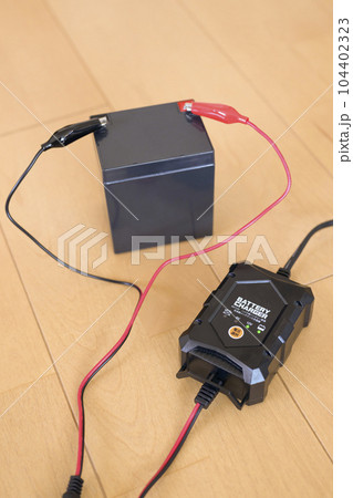 12V鉛バッテリーと充電器 充電中の様子 104402323