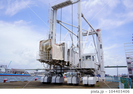 港のボーディングブリッジ（大阪港） 104403406
