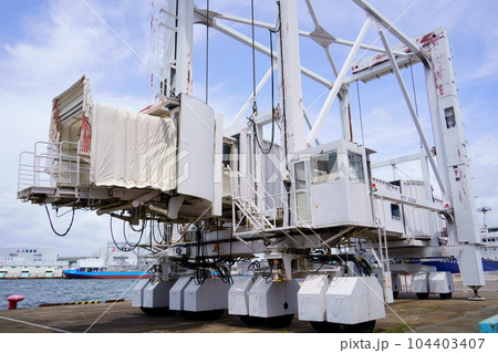 港のボーディングブリッジ（大阪港） 104403407