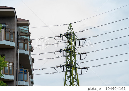 住宅街に立つ鉄塔 104404161