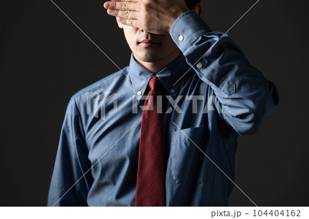 手で顔を隠すビジネスマン 104404162