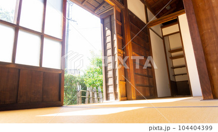 古い日本家屋の縁側 古い日本家屋の縁側 104404399