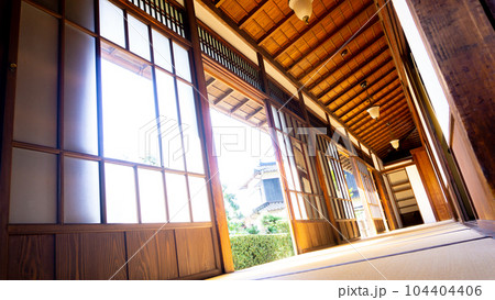 古い日本家屋の縁側 104404406