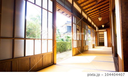 古い日本家屋の縁側 古い日本家屋の縁側 104404407