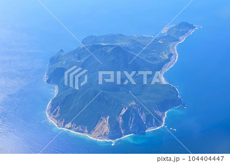 空から見たトカラ列島の最も北に位置する口之島 空から見たトカラ列島の最も北に位置する口之島 104404447