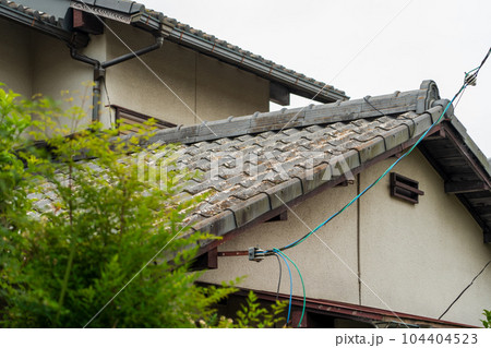 和瓦　ずれた瓦　雨漏りの原因 104404523