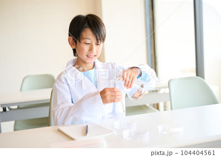 理科の実験をする小学生の男の子 104404561