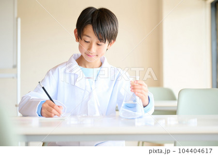 理科の実験をする小学生の男の子 理科の実験をする小学生の男の子 104404617