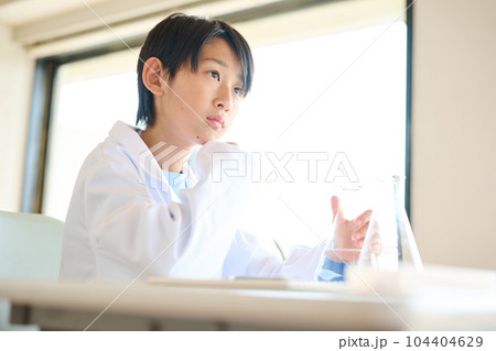 理科の実験をする小学生の男の子 理科の実験をする小学生の男の子 104404629