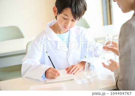 理科の実験をする小学生の男の子 104404767