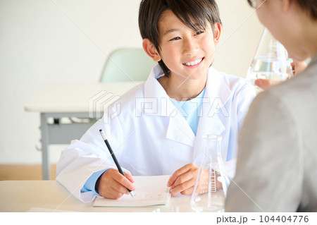 理科の実験をする小学生の男の子 104404776