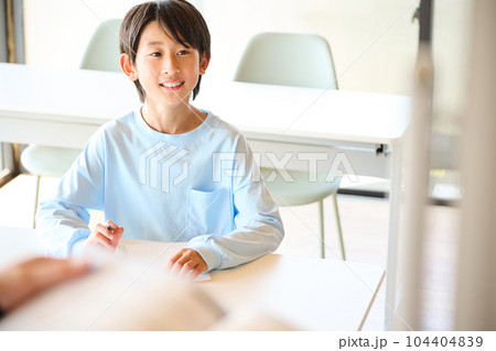 授業を受ける小学生の男の子 授業を受ける小学生の男の子 104404839