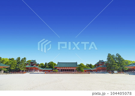 京都 平安神宮 境内(左から白虎楼、大極殿、蒼龍楼) 京都 平安神宮 境内(左から白虎楼、大極殿、蒼龍楼) 104405078