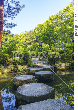 京都 平安神宮 中神苑 臥龍橋 新緑の季節 京都 平安神宮 中神苑 臥龍橋 新緑の季節 104405095