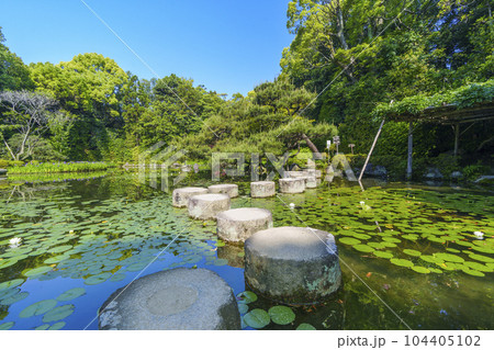 京都 平安神宮 中神苑 臥龍橋 新緑の季節 京都 平安神宮 中神苑 臥龍橋 新緑の季節 104405102