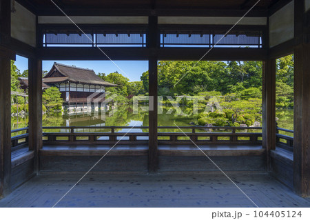 京都　平安神宮　泰平閣から見る尚美館 104405124