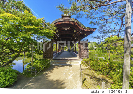 京都　平安神宮　東神苑　橋殿「泰平閣」 104405139