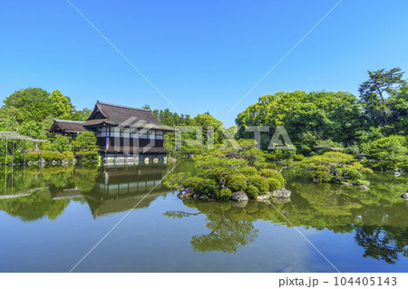 京都　平安神宮　泰平閣から見る尚美館 104405143