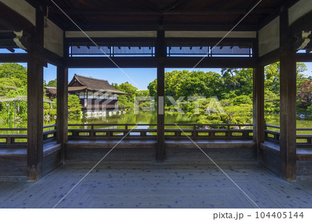 京都　平安神宮　泰平閣から見る尚美館 104405144