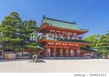 京都　平安神宮　応天門（應天門）　新緑の季節 104405157