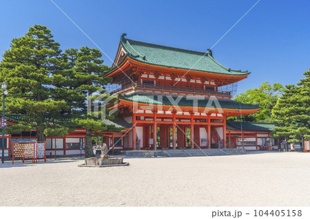 京都　平安神宮　応天門（應天門）　新緑の季節 104405158