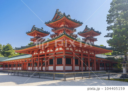 京都 平安神宮 蒼龍楼・東歩廊 新緑の季節 京都 平安神宮 蒼龍楼・東歩廊 新緑の季節 104405159