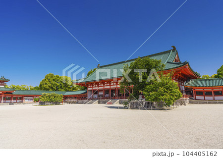 京都 平安神宮 大極殿 新緑の季節 京都 平安神宮 大極殿 新緑の季節 104405162
