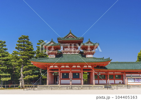 京都　平安神宮　白虎楼・西歩廊　新緑の季節 104405163