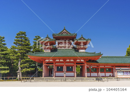 京都　平安神宮　白虎楼・西歩廊　新緑の季節 104405164