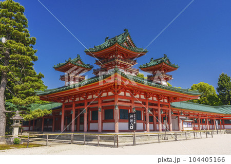 京都　平安神宮　白虎楼・西歩廊　新緑の季節 104405166