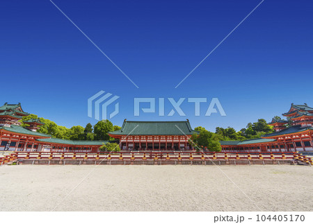京都　平安神宮　境内（左から白虎楼、大極殿、蒼龍楼） 104405170