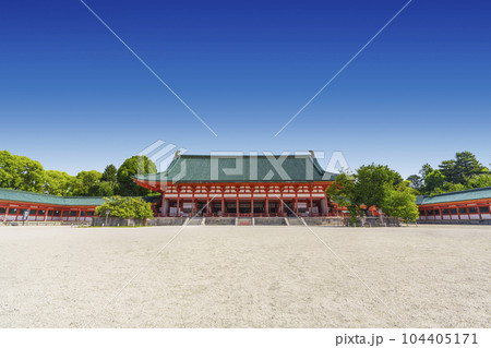 京都　平安神宮　境内　大極殿（外拝殿） 104405171