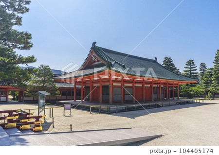 京都 平安神宮 神楽殿(結婚式場) 新緑の季節 京都 平安神宮 神楽殿(結婚式場) 新緑の季節 104405174