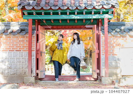 観光を楽しむ女性 女子旅 104407027