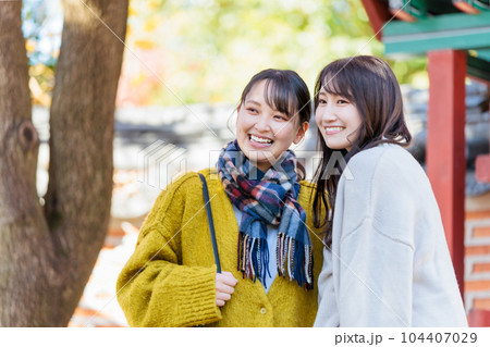 観光を楽しむ女性 女子旅 104407029