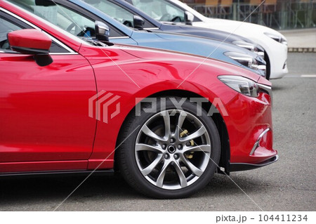 中古車イメージ　販売店に並ぶ車　マツダ車 104411234