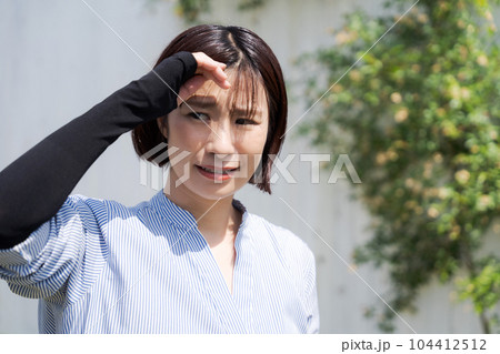暑そうな表情の女性の写真 暑そうな表情の女性の写真 104412512