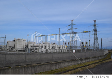 屋外変電設備と送電塔 104412576