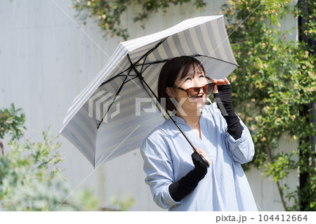 紫外線対策をする女性の写真 紫外線対策をする女性の写真 104412664