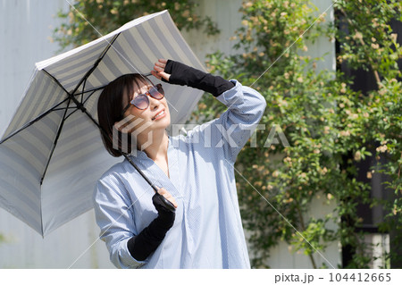 紫外線対策をする女性の写真 紫外線対策をする女性の写真 104412665