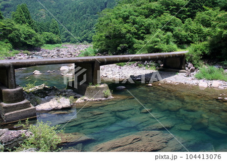 堀ヶ生沈下橋と奈半利川 (高知県 北川村) 堀ヶ生沈下橋と奈半利川 (高知県 北川村) 104413076