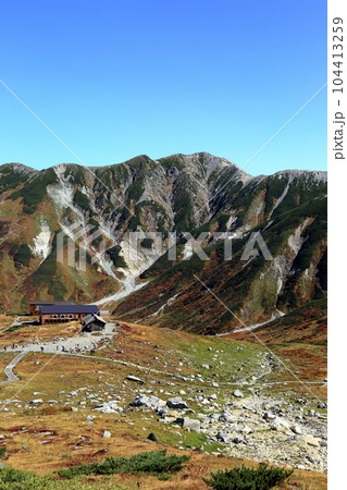 秋の室堂山展望台の登山道から望む室堂平方面の景色 秋の室堂山展望台の登山道から望む室堂平方面の景色 104413259