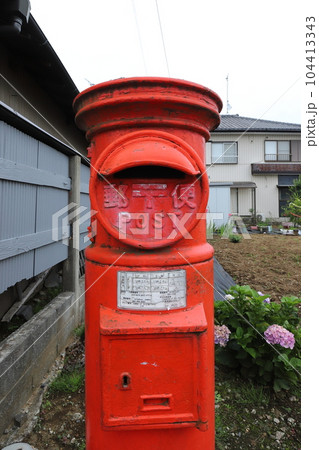 千葉　八街　丸ポストのある風景（八街眼科近く民家前） 104413343