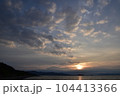 朝日と海岸 104413366