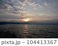 朝日と海岸 104413367