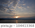 朝日と海岸 104413368