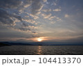 朝日と海岸 104413370