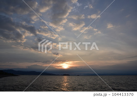朝日と海岸 104413370