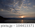 朝日と海岸 104413371